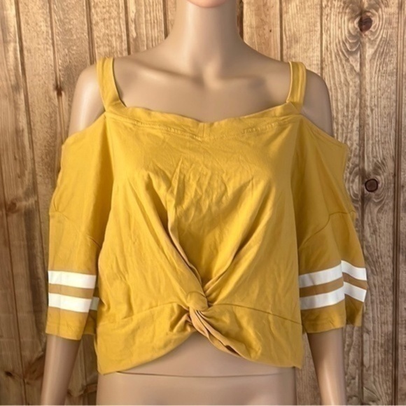 Tops - woman’s crop top with cold shoulder short sleeve shirt Sz XL